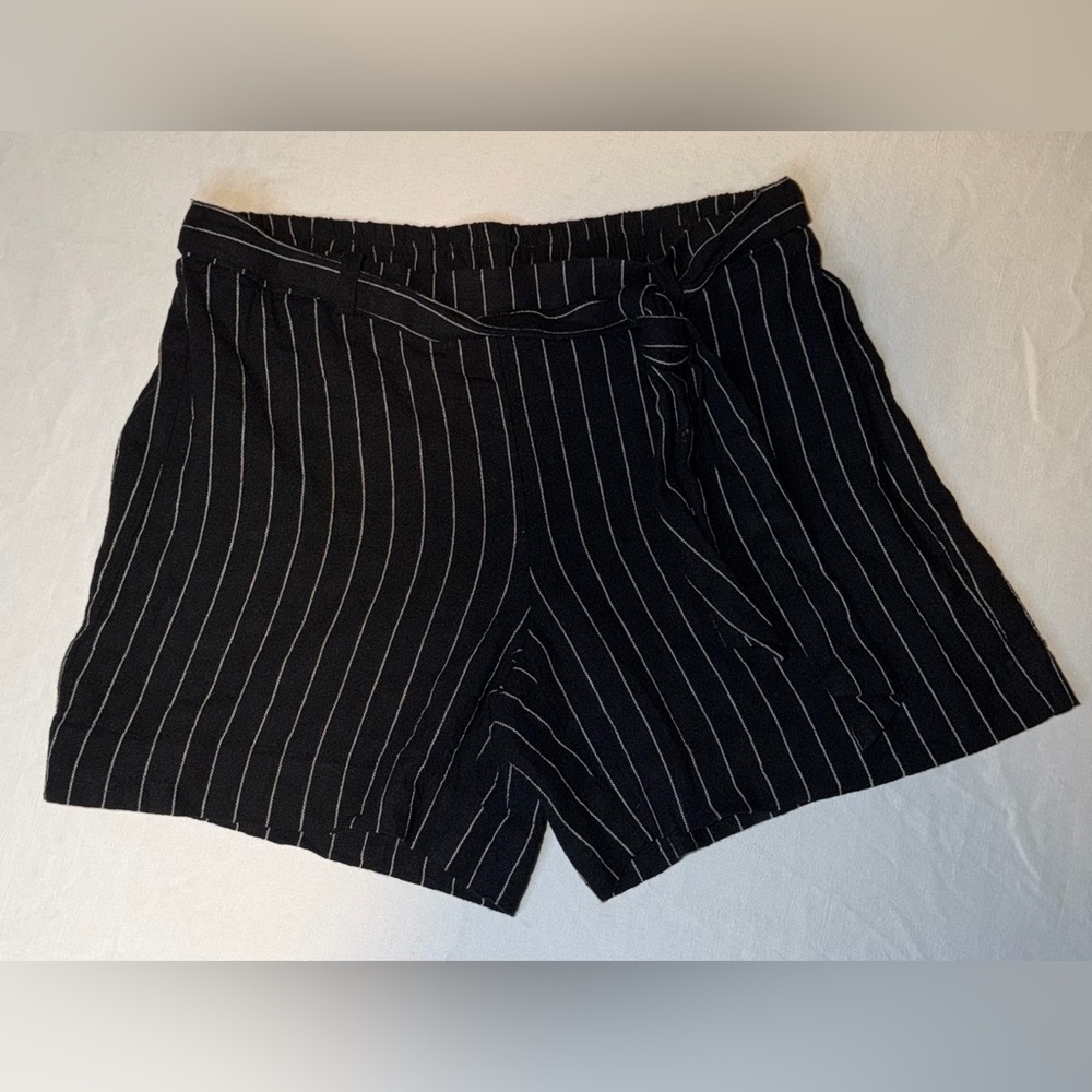 Calvin Klein Black Pinstripe Paperbag Shorts Tie Waist Size 6